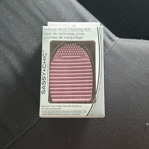 Makeup brush cleaning mitt